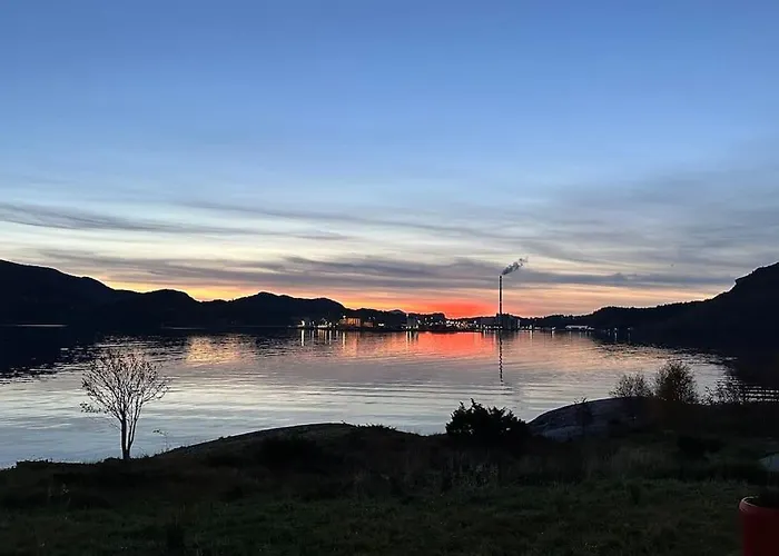 Brattoya Sjostuer بيت للعطل